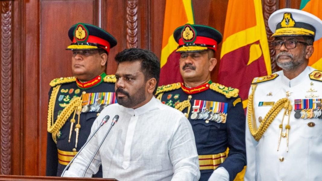 El nuevo presidente de Sri Lanka juramentó y dice que no hay una solución mágica a la crisis
