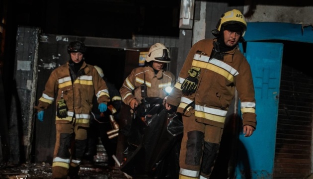 El número de heridos en un ataque enemigo contra un edificio de viviendas en Járkov asciende a 43
