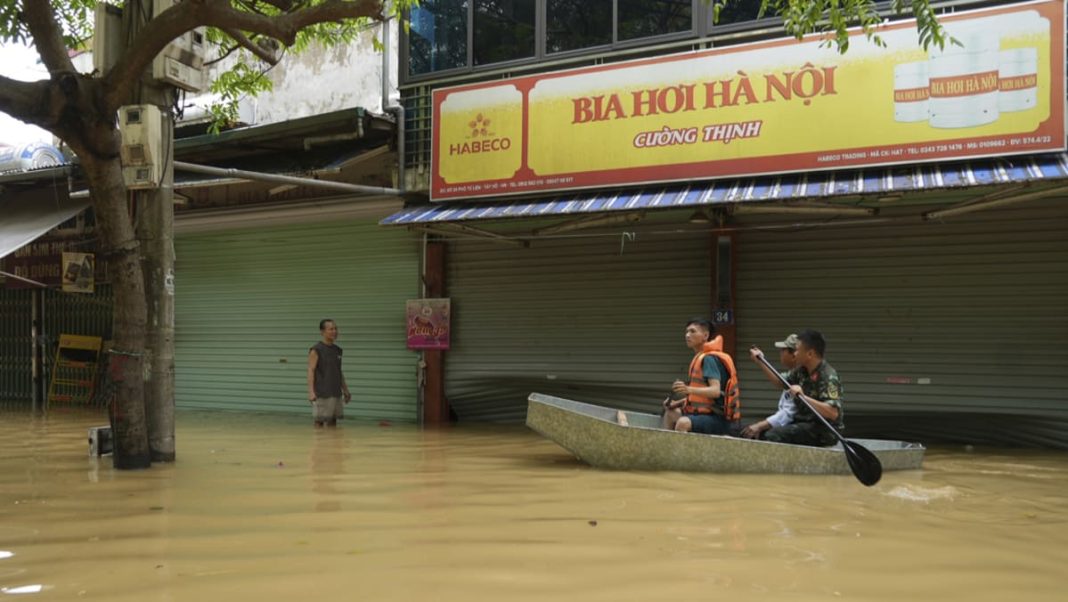 El número de muertos en Vietnam por el impacto del tifón aumenta a 226, mientras la presión disminuye en Hanoi
