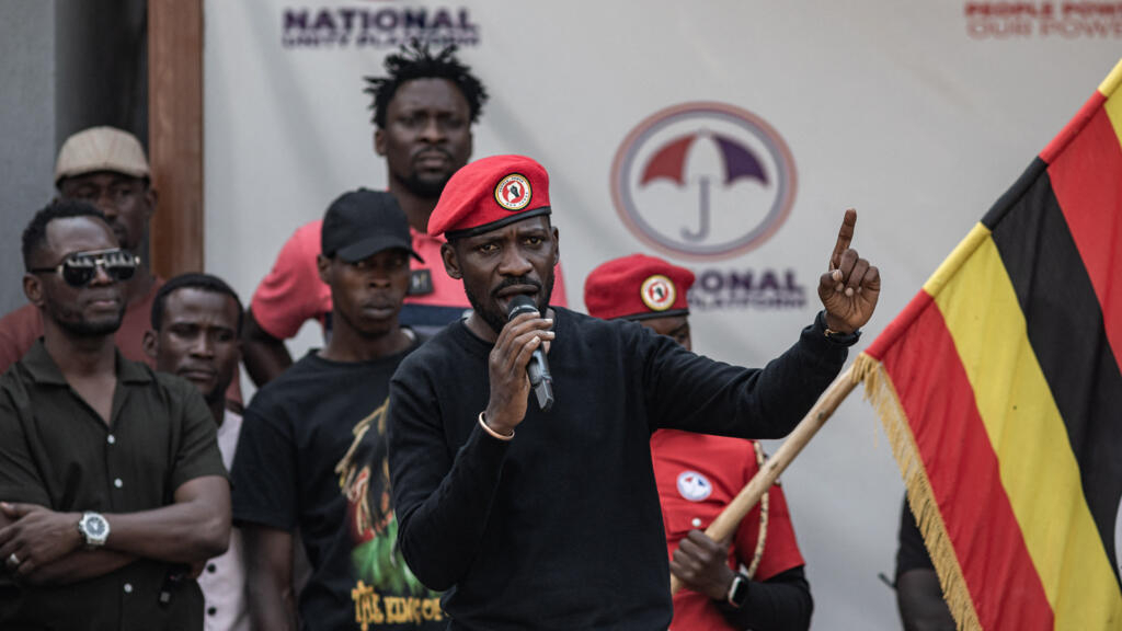 El opositor ugandés Bobi Wine recibió un disparo en la pierna tras un enfrentamiento con la policía
