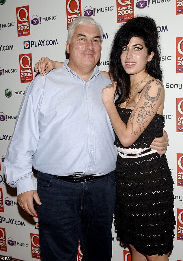 Amy Winehouse y su padre Mitch durante los Q Awards en Londres en 2006