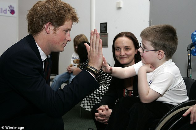 El duque de Sussex aparece aquí con Christopher Anderson, quien nominó a Caroline Anderson como Mejor Enfermera, durante la ceremonia de los premios WellChild Childrens' Health Awards en Lord's Cricket Ground en el noroeste de Londres en octubre de 2007.