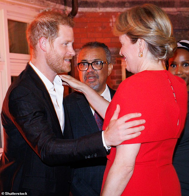 El príncipe Harry fue fotografiado abrazando cálidamente a la reina Mathilde de Bélgica en un evento en Nueva York el domingo.