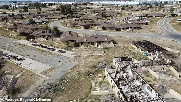 La alguna vez próspera Base de la Fuerza Aérea George (en la foto) ahora está desolada después de que cerró en diciembre de 1992.