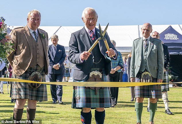 El Rey empuñó un par de tijeras de jardinería gigantescas para inaugurar la Exposición de Flores número 200 de la Royal Horticultural Society de Aberdeen.