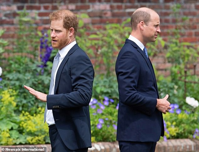 El príncipe Harry y el príncipe William en la inauguración de la estatua de su madre en el Jardín Hundido del Palacio de Kensington en lo que habría sido su 60 cumpleaños.