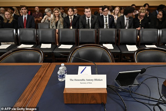 Una placa con el nombre del Secretario de Estado Antony Blinken se exhibe durante una audiencia del Comité de Asuntos Exteriores de la Cámara de Representantes sobre la retirada estadounidense de Afganistán