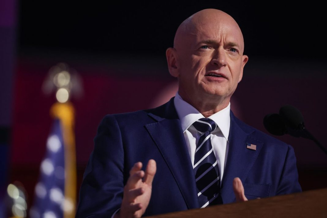 El senador Mark Kelly afirma que Estados Unidos debe reconsiderar las restricciones a las armas
