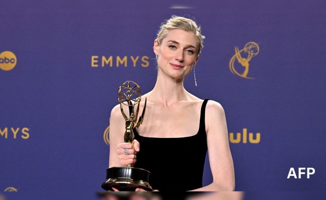 Emmy 2024: Elizabeth Debicki gana el premio a la mejor actriz de reparto por interpretar a la princesa Diana en <i>La corona</i>
