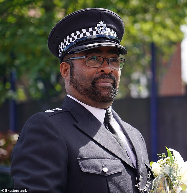 El ex inspector Akinwale Ajose-Adeogun (en la foto) se enfrentará a una audiencia por mala conducta grave en octubre