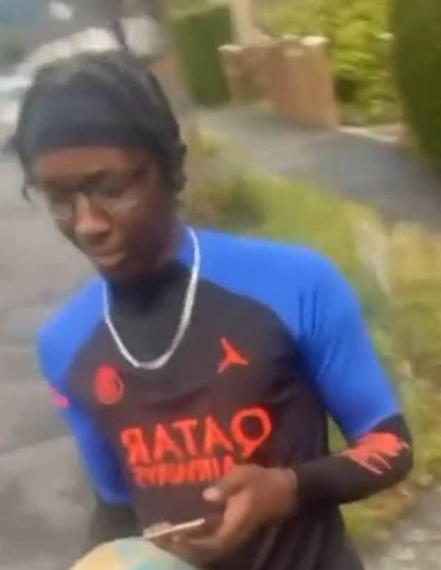 Hassan Sentamu, de 18 años (en la foto), está acusado de asesinar a Elianne Andam en Wellesley Road, cerca del Whitgift Centre, alrededor de las 8.30 a. m. del miércoles 27 de septiembre de 2023. Sentamu tenía 17 años en ese momento, por lo que no podía ser identificado legalmente.