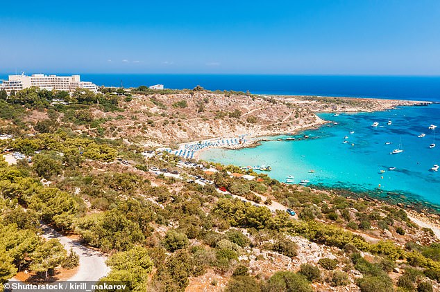 El hombre de 87 años fue descubierto en el agua después de nadar en Coral Bay, Paphos (en la foto) el viernes.