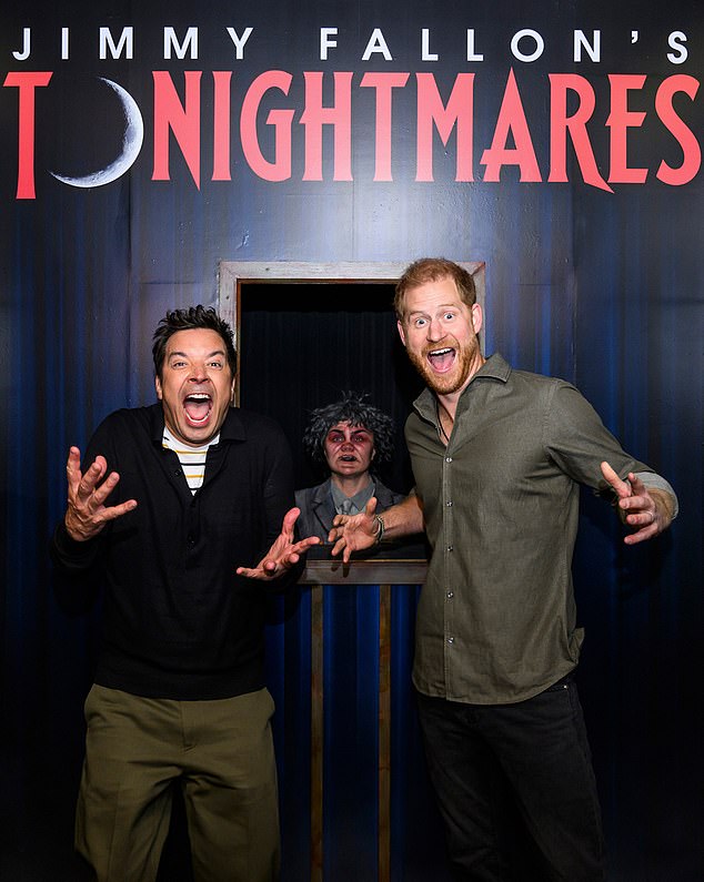 El príncipe Harry y Jimmy Fallon participaron en un inusual segmento de laberinto de terror en la televisión estadounidense