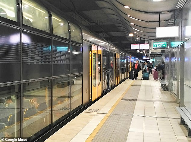 La policía está investigando la muerte de un hombre, que se cree que tenía unos 30 años, que se desplomó en la estación del aeropuerto nacional de Sídney a las 11 p. m. del domingo.