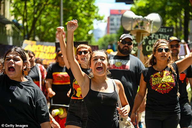 Nueva Gales del Sur ha sido criticada por seguir adelante con sus planes para un tratado con los australianos indígenas a pesar de la pérdida del referéndum de Voz al Parlamento el año pasado.