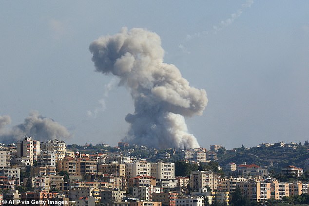 Estados Unidos está enviando tropas a Oriente Medio en respuesta al aumento de la violencia entre Israel y Hezbolá y mientras la región se tambalea al borde de una guerra total. Algunas olas de la aldea libanesa de Zaita después de un ataque israelí