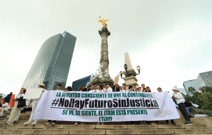 Estudiantes de Derecho, trabajadores del Poder Judicial y ciudadanos protestan contra Reforma Judicial de AMLO en CDMX
