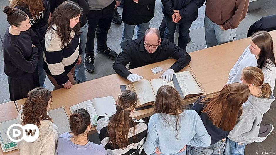 Estudiantes quieren despojar a Adolf Hitler de su ciudadanía honoraria
