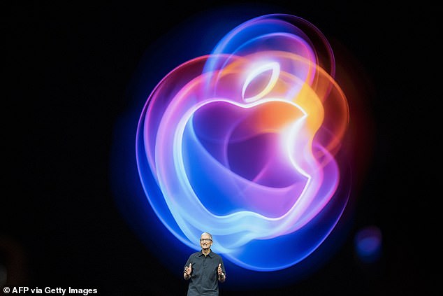 El CEO de Apple, Tim Cook, dirigió el evento de lanzamiento de ayer, durante el cual la compañía presentó la línea iPhone 16, los AirPods 4, Apple Watch Series 10 y Apple Intelligence.