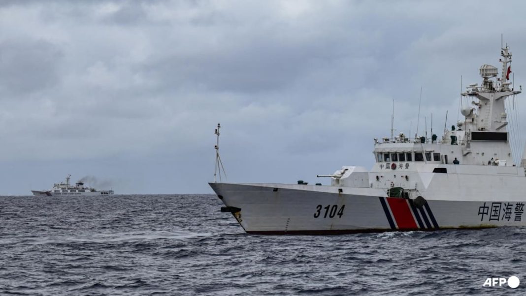 Filipinas seguirá desplegando buques en el disputado banco de arena del Mar de China Meridional
