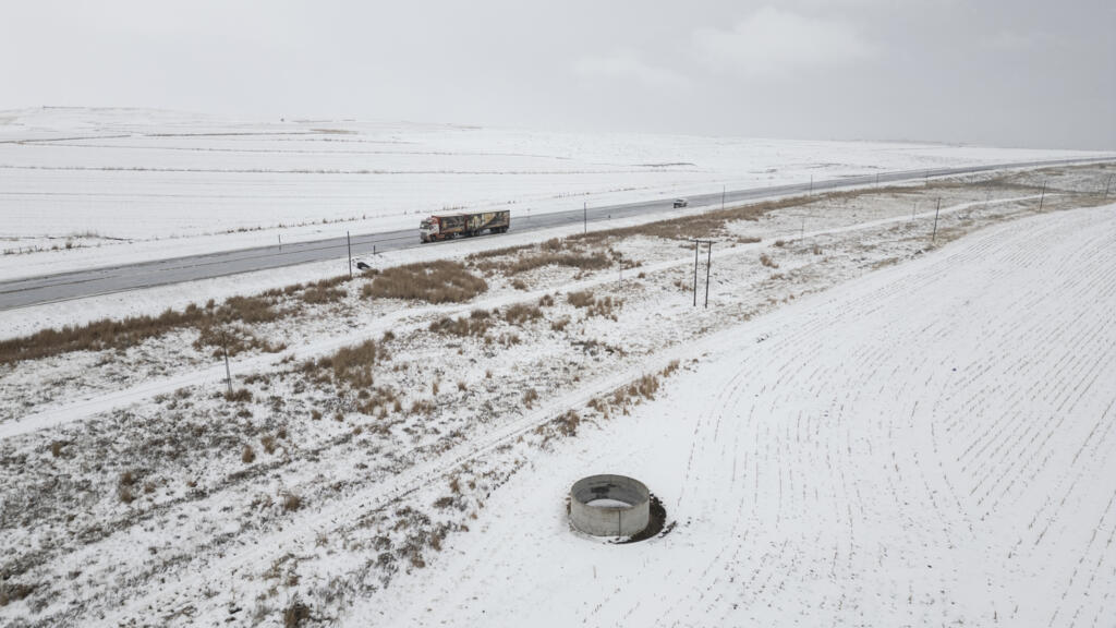 Fuertes nevadas cierran carreteras y dejan varados a automovilistas en Sudáfrica
