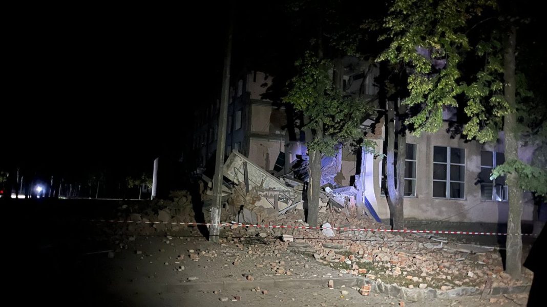 Fuerzas rusas atacan edificio universitario en Sumy
