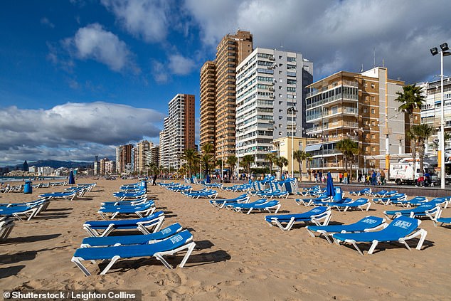 Hoteles y tumbonas cerca de la playa de Levante en Benidorm, España