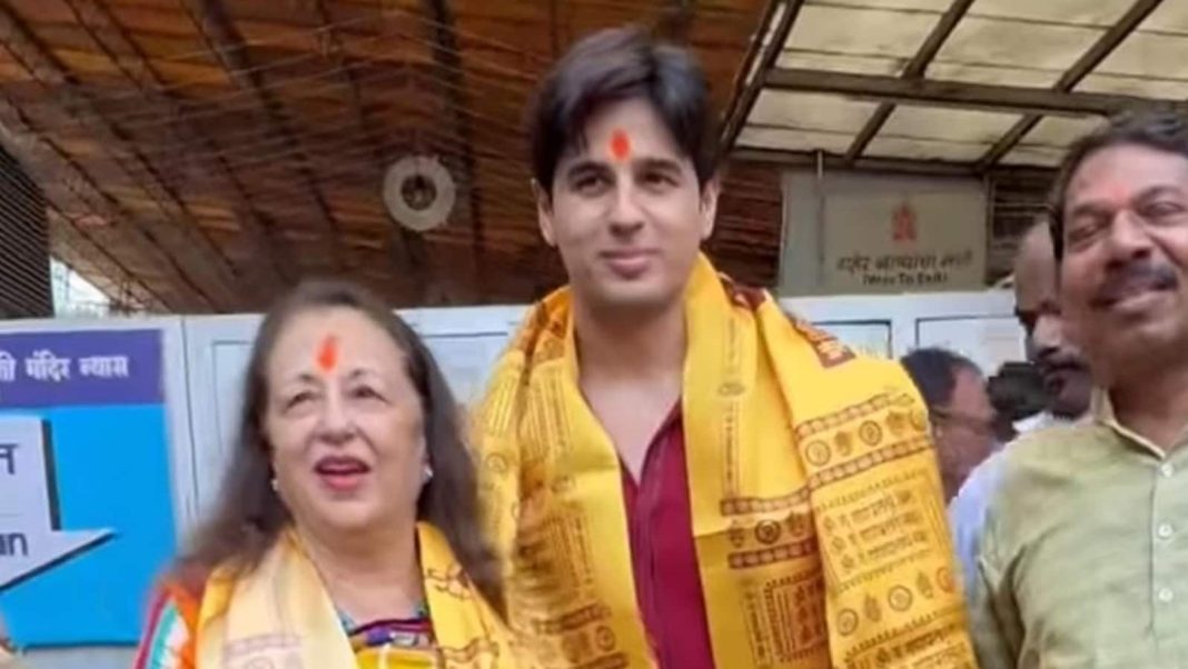 Ganesh Chaturthi 2024: Sidharth Malhotra visita el templo Siddhivinayak con su madre. Mirar
