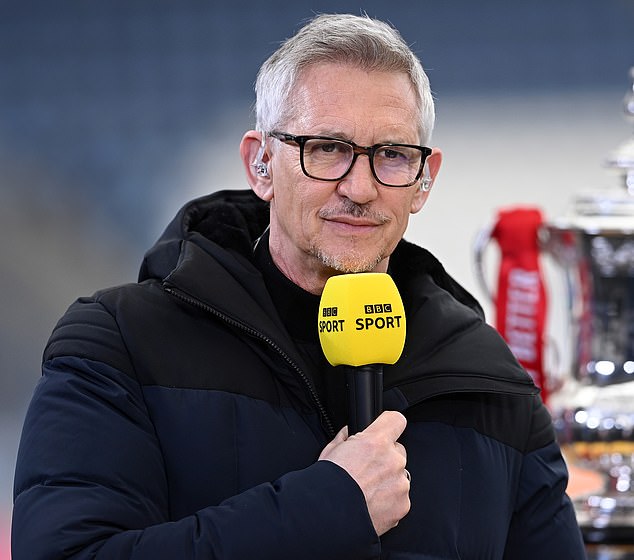 El nuevo salario de Gary Lineker representaría un recorte de 350.000 libras a su salario actual. Se ha informado de que Lineker se reunirá con los ejecutivos de la BBC en octubre para discutir los planes para que el presentador continúe al frente de Match Of the Day durante al menos dos años.