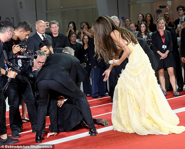 George Clooney entró en acción en el estreno de su nueva película Wolfs en el Festival de Cine de Venecia el domingo después de que un fotógrafo se cayera frente a él.