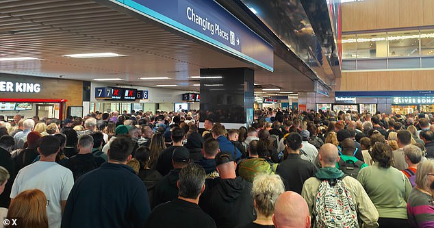 Los viajeros se han enfrentado a importantes retrasos en la red ferroviaria de la capital esta noche, después de que dos personas fueran atropelladas por trenes en incidentes separados el jueves.