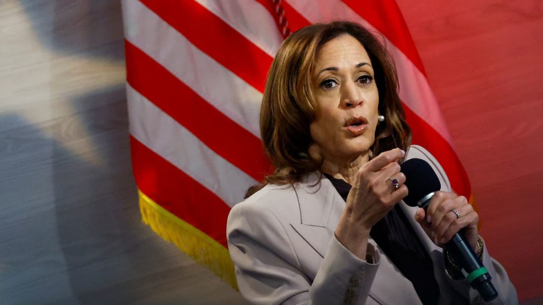 Harris promete “ganarse el voto” de los hombres negros, mientras Trump avanza 
