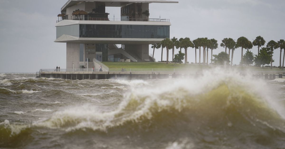 Helene se fortalece hasta convertirse en huracán de categoría 4 a medida que se acerca a la costa del Golfo de Florida
