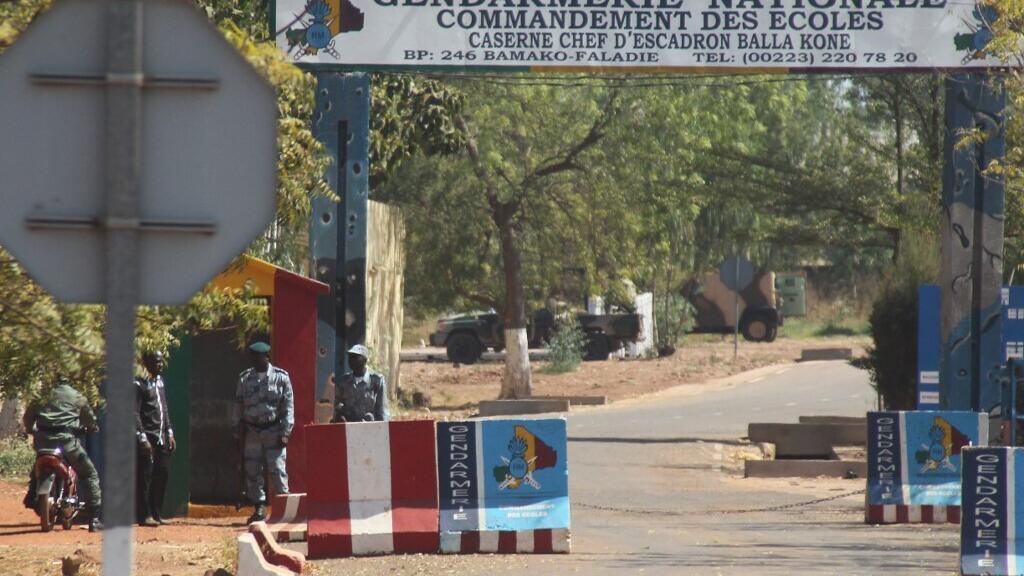 Hombres armados no identificados atacan una base de la policía militar en Bamako, la capital de Malí
