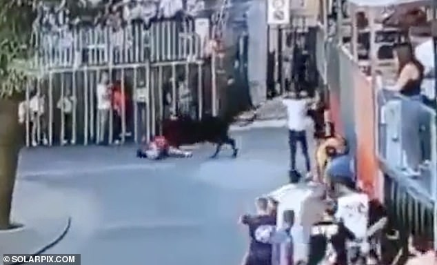 Horrible momento en que una mujer de 60 años muere corneada por un toro mientras cruzaba una plaza sin saber que la bestia se abalanzaba hacia ella durante un festival español.
