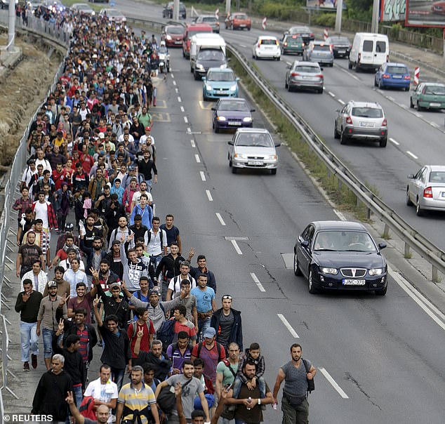 Los migrantes caminan por una calle desde la estación de tren de Keleti en Budapest, Hungría, en septiembre de 2015 (foto de archivo)