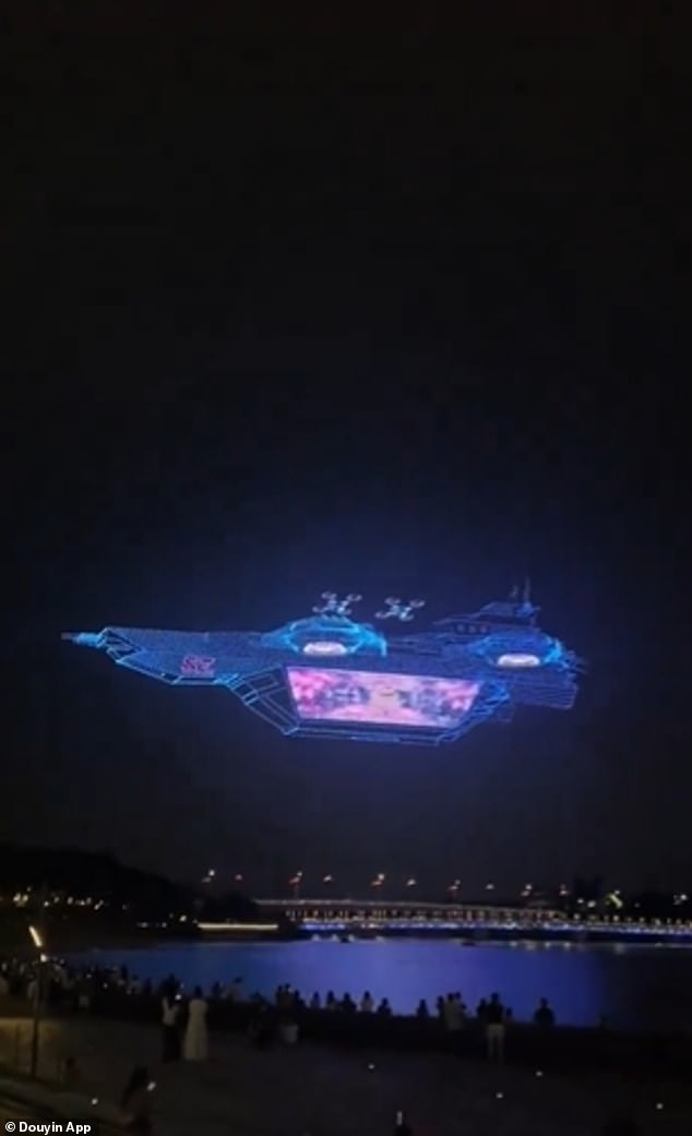 Las imágenes publicadas en línea mostraron 10.197 drones iluminando el cielo nocturno con un resplandor de color que parecía un gran espectáculo de fuegos artificiales.