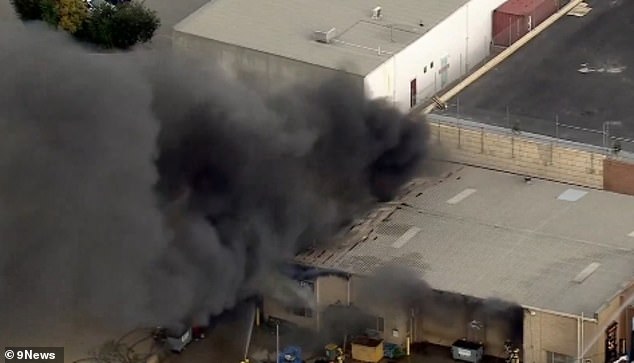 Incendio en O'Connor, Perth: una persona muere en un incendio en un almacén
