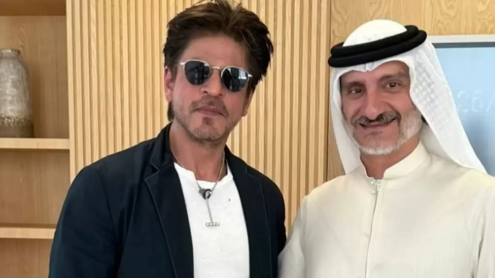 Internet está cautivado por la nueva foto de Shah Rukh Khan de Abu Dhabi: "Este corte de pelo me recuerda su antigua apariencia"
