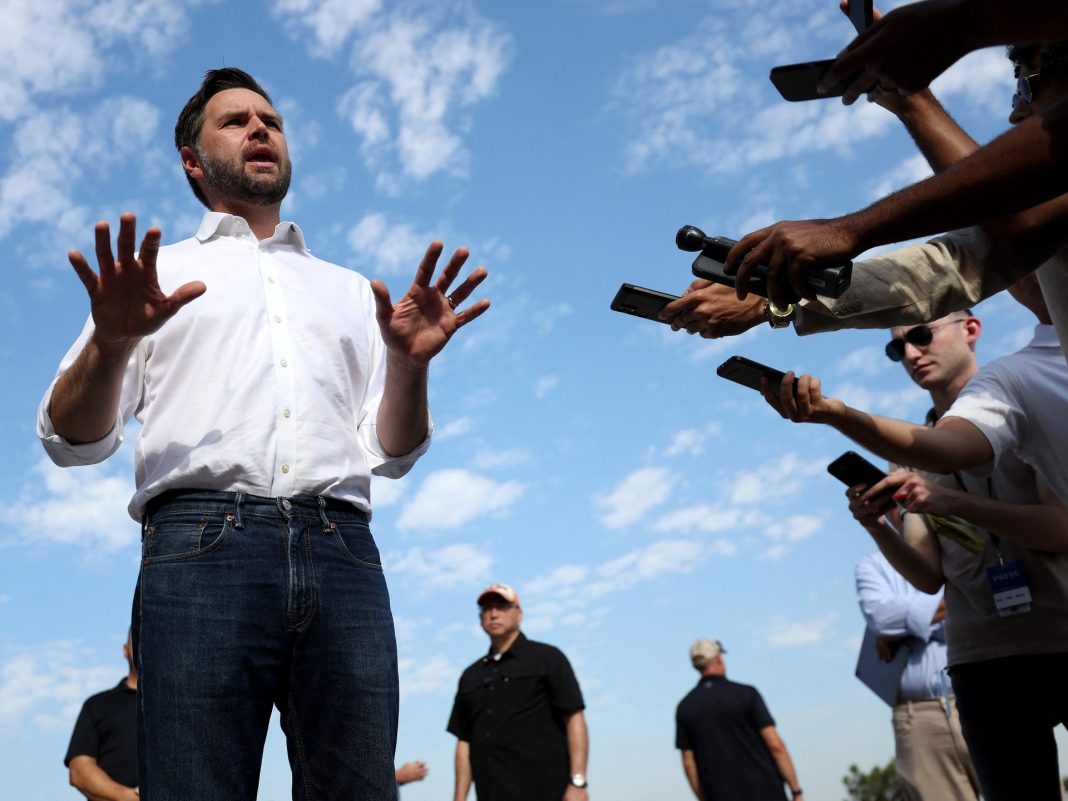 JD Vance, candidato a vicepresidente de Trump, defiende la difusión de historias falsas sobre los migrantes
