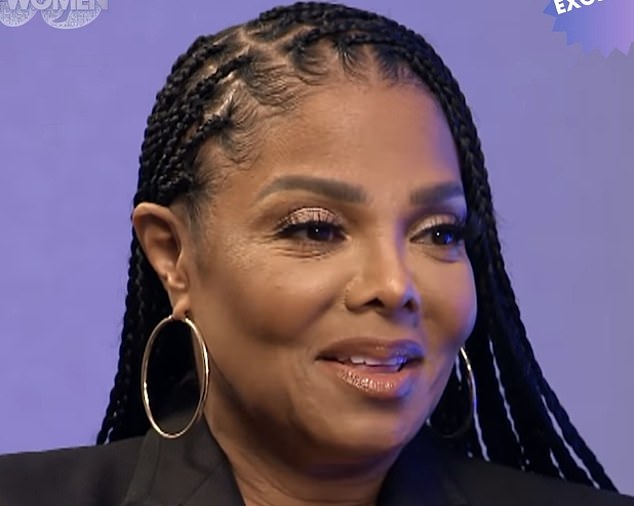 Janet Jackson, fotografiada durante una entrevista en la televisión británica, afirmó que Kamala Harris no es negra y que el padre de la vicepresidenta es blanco.