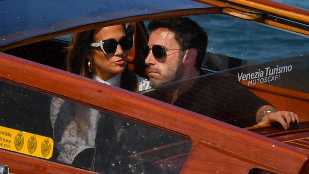 Jennifer Lopez es vista con un nuevo anillo que reemplaza el 'diamante de boda', mientras Ben Affleck disfruta de Chick-fil-A
