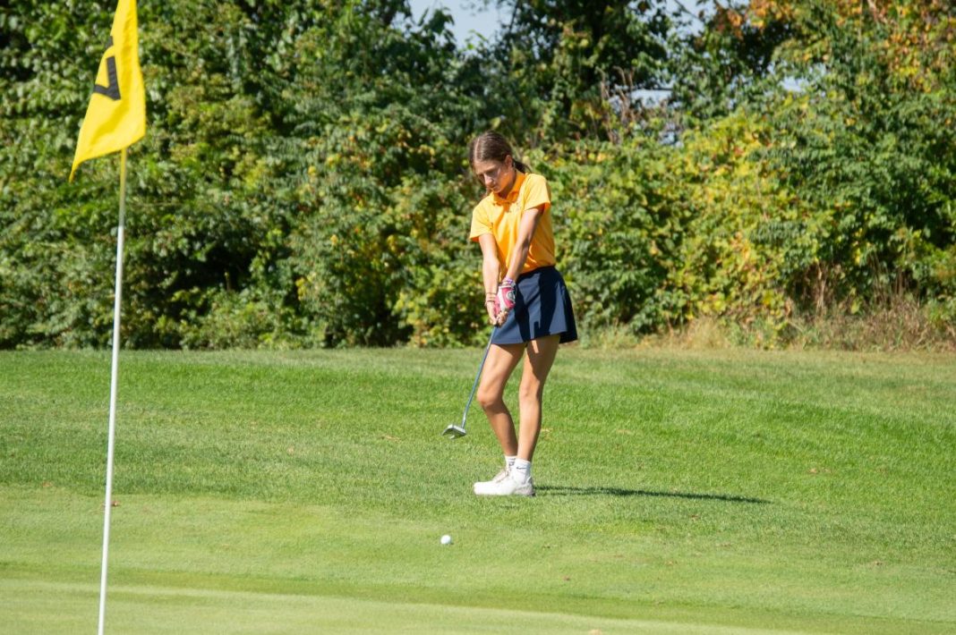 Kassidy Hassenzahl lidera el golf femenino de Hillsdale con el tercer puesto en el Madison Jamboree
