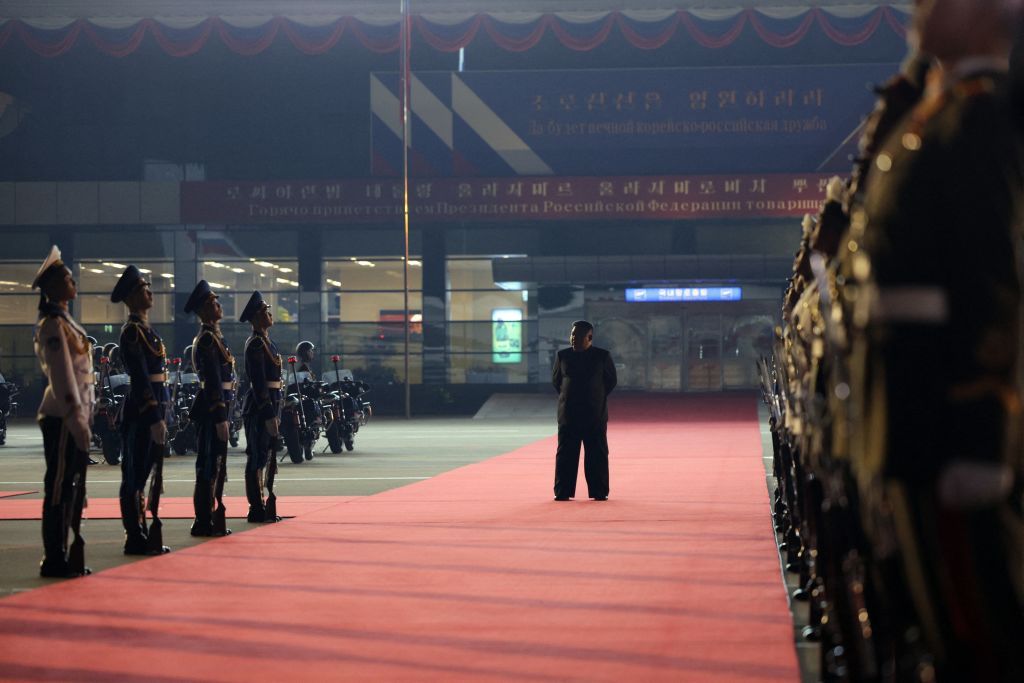 Kim Jong Un recibe a invitados chinos y rusos en desfile conmemorativo del 75º aniversario de Corea del Norte
