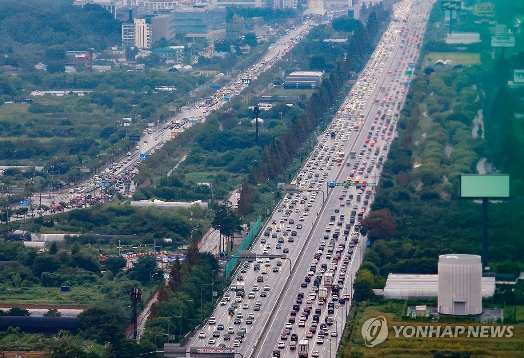 (LEAD) Heavy traffic jams on expressways ease on 1st day of Chuseok holiday