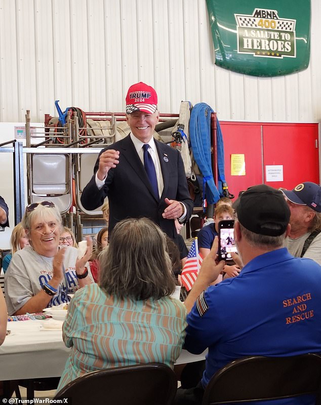 El presidente Joe Biden lució brevemente una de las gorras rojas MAGA del expresidente Donald Trump en un gesto que, según la Casa Blanca, era para mostrar 