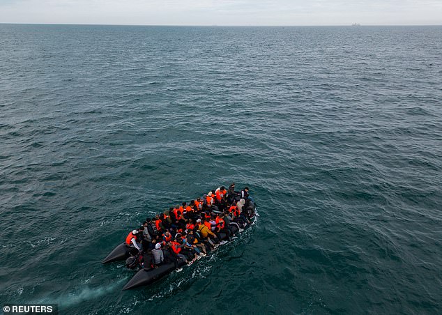 La imagen muestra un bote inflable que transporta migrantes y se dirige hacia el Canal de la Mancha el 6 de agosto de 2024.