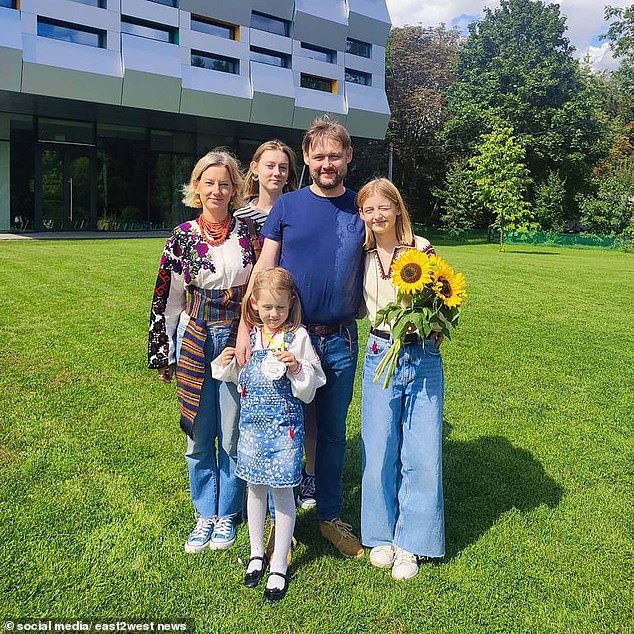 Antes de que ocurriera la tragedia: Yaroslav Bazylevych con su esposa Yevhenia y Yaryna, Emilia y Daryna