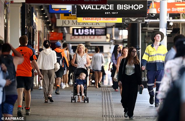 El australiano típico paga ahora casi la mitad de su salario en impuestos a pesar de la última reducción del impuesto a la renta (en la foto, el centro comercial Queen Street de Brisbane)