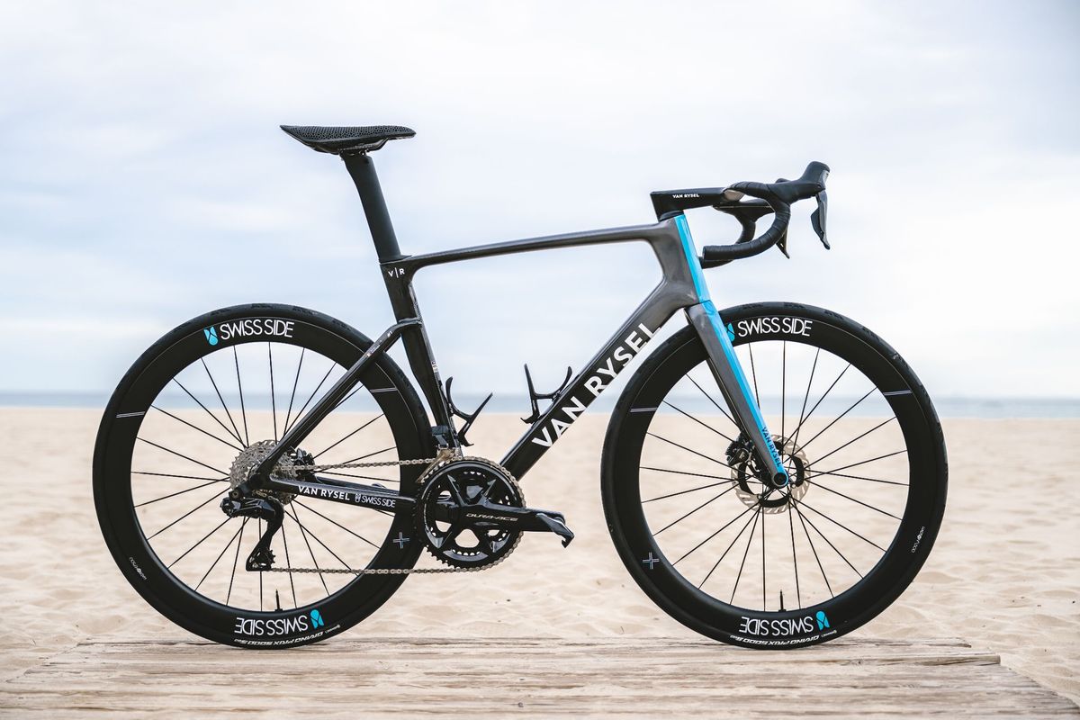 La bicicleta más asequible del WorldTour, la Van Rysel RCR Pro, a la venta con un gran descuento
